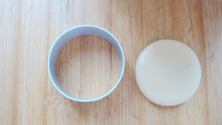 #甜味#花好月圆创意月饼,点缀部分制作：面团擀成厚度大约0.5厘米的面片，直接压出圆形，做圆圆的月亮。