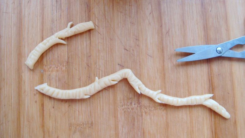 #甜味#花好月圆创意月饼,面团搓细长条，摆放出树枝的形状，压出纹路，用剪刀在两侧错落着剪几下。（可多做几枝备用）