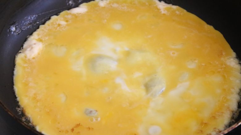 日式蛋包饭,倒入鸡蛋液，将鸡蛋摊平。