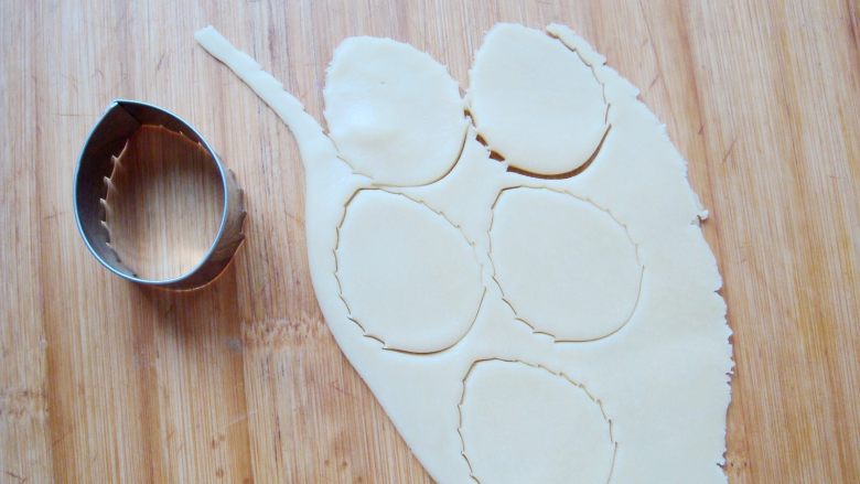 #甜味#花好月圆创意月饼,锡纸卷成细棒，取出烤盘，把叶子面片随意的摆放到锡纸棒上，这样叶子出来形状会更立体，均匀的刷上全蛋液。