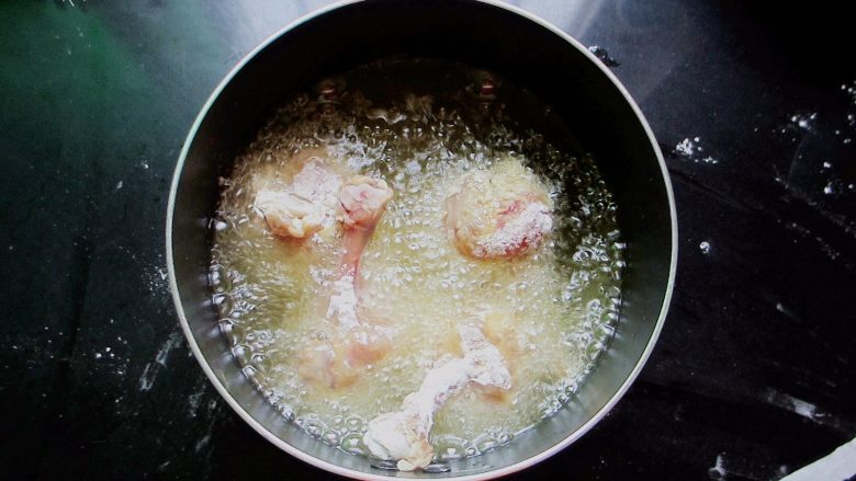香酥黄金锤,把锅内的油烧至7成热后，改小火把鸡翅根放进去慢煎，这个过程不要着急，一定要让鸡肉的内部也熟了才行。大约15分钟，也要根据自己火的大小来灵活控