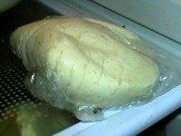 火腿批萨,将冷冻面团从冷冻室移至冷藏室解冻