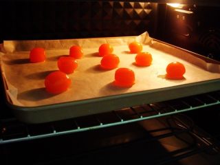 莲蓉蛋黄冰皮月饼,烤盘里铺上油纸，放入所需用量的蛋黄。烤箱提前预热：上下180度，放中层，烤8分钟取出，晾凉备用。