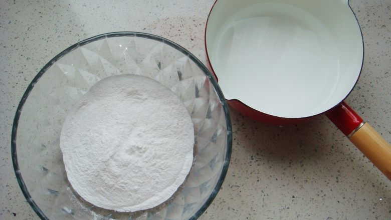 莲蓉蛋黄冰皮月饼,面粉倒入盆中，水200克备用。