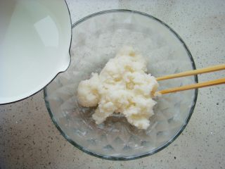 莲蓉蛋黄冰皮月饼,水煮至沸腾倒入面粉中，边倒边搅拌。