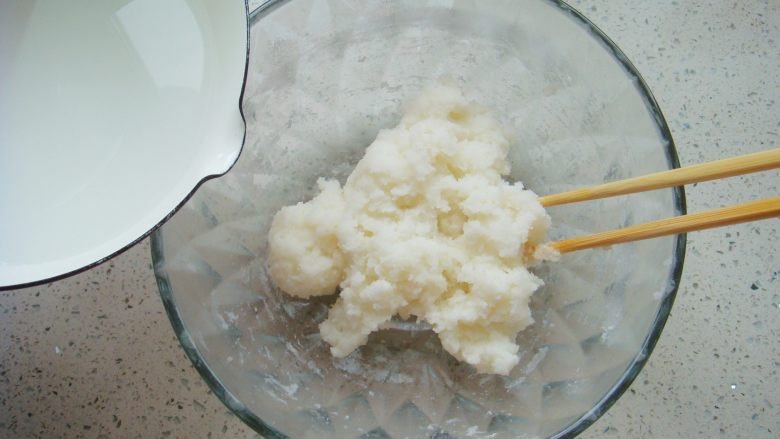 莲蓉蛋黄冰皮月饼,水煮至沸腾倒入面粉中，边倒边搅拌。