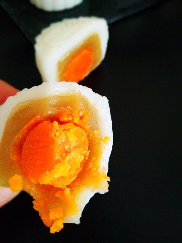 莲蓉蛋黄冰皮月饼,蛋黄香香的沙沙的，不腥不油腻。简单易做，超级好吃！