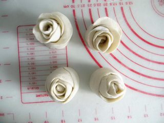 全麦玫瑰馒头,切面向下整理，整理散开状就是开放的花朵状，不整理开就是含苞待放的样子
