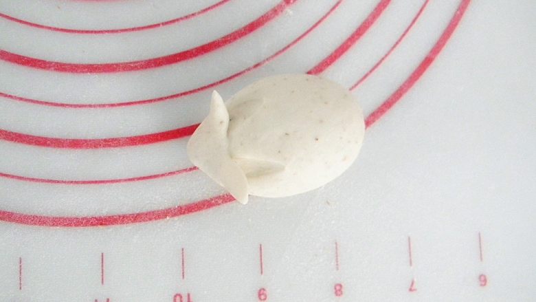 全麦玫瑰馒头,
在小头一面用剪刀左右剪出两个长条状做兔子的耳朵