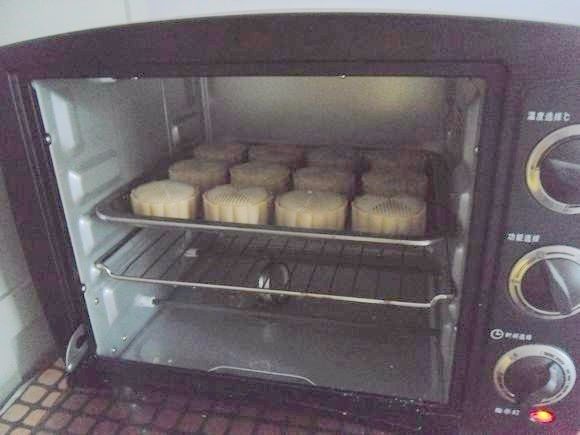 五仁月饼, 烤箱预热180度后，放入生坯中层烤制10分钟 