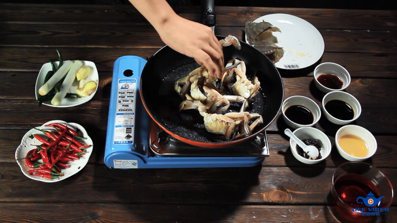 酱烧螃蟹,把蘸有面粉的螃蟹底部放至油锅煎炸1—2分钟
切口定型后，用铲子把螃蟹往锅里面推一下