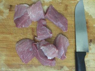 自制肉松(面包机版),将猪瘦肉（猪后腿肉和里脊都可以）切成小块，竖着切
