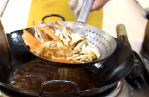 咖喱蟹,锅内加油烧开放入蟹块和壳炸成金黄色捞出。