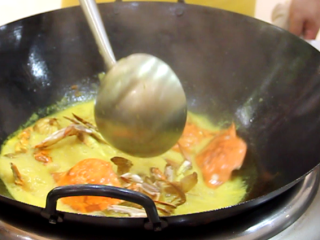 咖喱蟹,锅内留底油小许加入圆葱、姜片爆炒然后加入适量水、原味高汤、咖喱酱、三花淡奶、蟹块一起烧开。