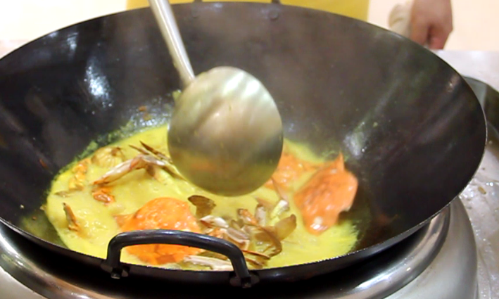 咖喱蟹,锅内留底油小许加入圆葱、姜片爆炒然后加入适量水、原味高汤、咖喱酱、三花淡奶、蟹块一起烧开。