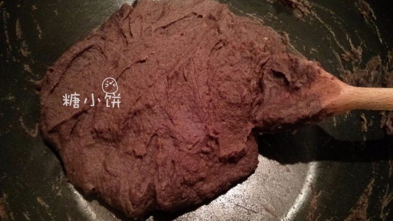 【斑纹豆沙莲蓉月饼】自制红豆沙+白莲蓉,水分渐渐变少后可以转中火，继续保持不停搅拌翻炒