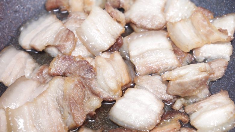 川味回锅肉,倒入2勺花生油，热油至5成，倒入切好的肉片，翻炒至肉片透明；