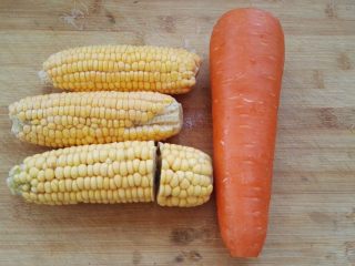 玉米排骨汤,同时把胡萝卜、玉米洗净。
