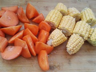 玉米排骨汤,玉米剁成段，胡萝卜切滚刀块。
