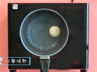 鸡茸蘑菇玉米浓汤,起锅烧水，水开后放入口蘑焯水。