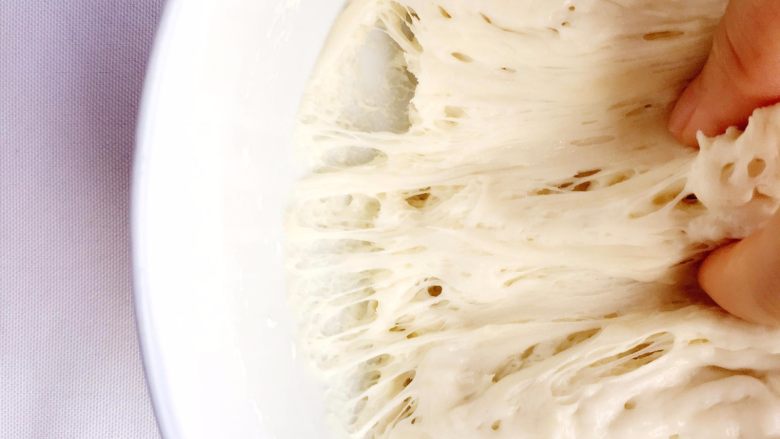 老面豆沙包,掰开面团称蜂窝状，就表明发酵好了；（夏天大约1天半的时间）