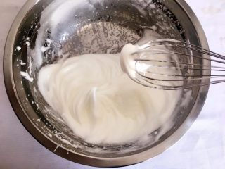 手指饼干,打到蛋清提起打蛋器
出现小弯钩时
加入剩下的白砂糖
继续打发