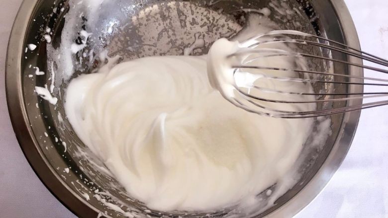 手指饼干,打到蛋清提起打蛋器
出现小弯钩时
加入剩下的白砂糖
继续打发
