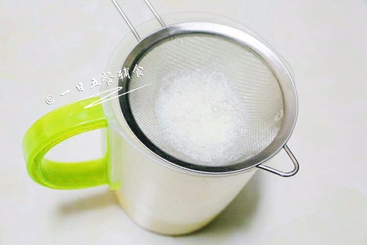 牛奶布丁 宝宝辅食，鸡蛋+牛奶+柠檬汁, 用滤网过滤两三次。