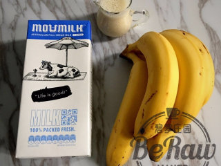 欧美大热的香蕉拿铁，别说你不知道！,将一根香蕉与40ml牛奶放入搅拌器搅拌为粘稠的香蕉奶昔备用，此时也可以依据个人口味加入白糖搅拌；