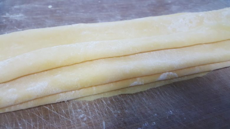 蛋黄沙琪玛,7.擀好后，中间撒米淀粉防粘，将面片以扇形折叠。