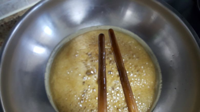 蛋黄沙琪玛,13.当糖浆熬成上面有密密的泡泡，用筷子提起，中间有拉丝即可。