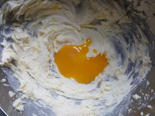 焦糖海盐曲奇,3.加入蛋液，用电动打蛋器与黄油混合均匀。