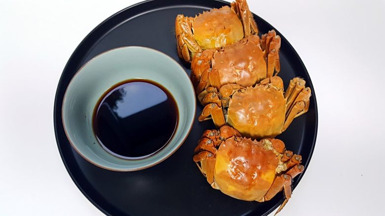 清蒸大闸蟹,12.将蘸料放在小碗中，旁边放螃蟹摆盘，就可以开吃啦。
