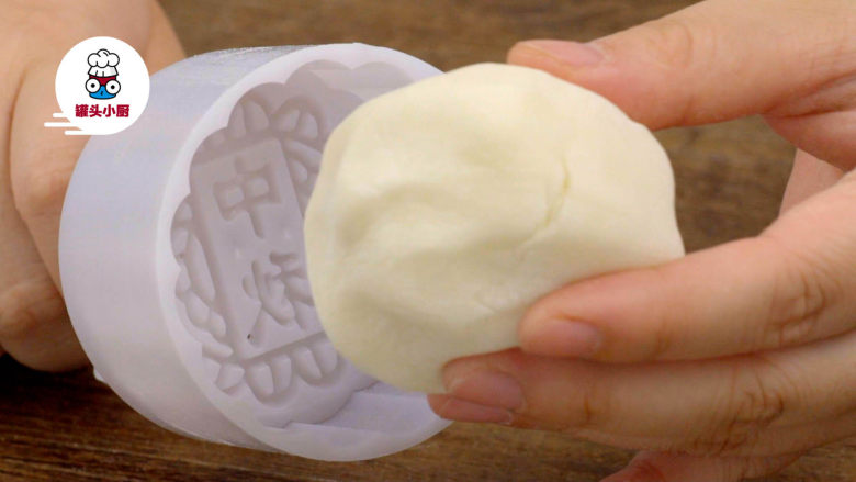三款零难度免烤月饼,月饼坯裹上薄薄的糕粉，放入月饼模具中轻轻压制成形