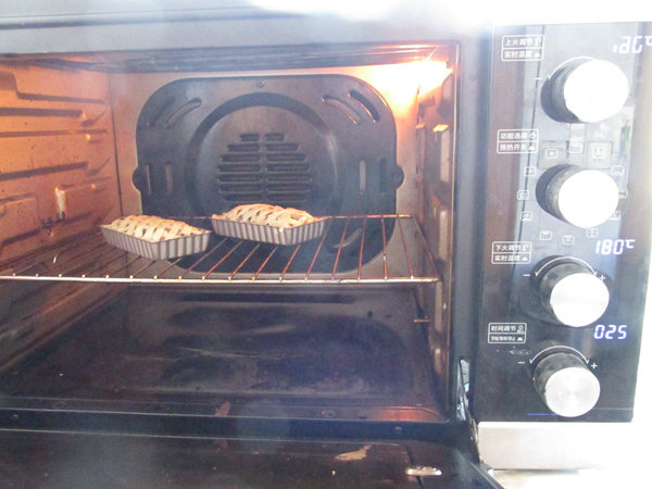 莲蓉红豆派,烤箱180度上下火预热完成后，入烤箱烤25分钟
