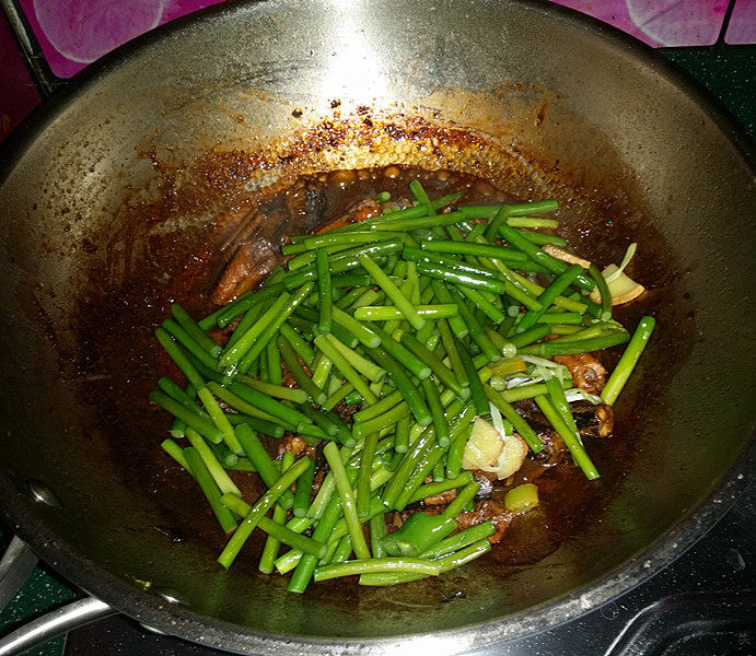 蒜苗烧黄鳝,重新倒入煸好的葱姜、蒜苗，转大火快速翻炒