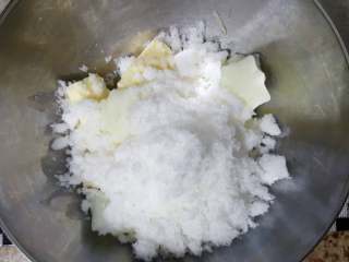 椰蓉枸杞月饼,2.黄油中加入牛奶、淡奶油与白糖加热融化。