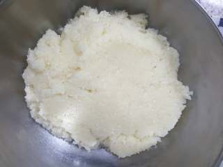 椰蓉枸杞月饼,4.用刮刀压拌均匀。
