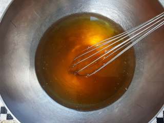 椰蓉枸杞月饼,10.现在准备饼皮，转化糖浆中加入花生油和枧水。