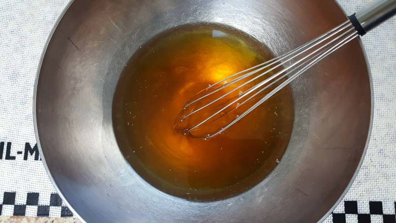 椰蓉枸杞月饼,10.现在准备饼皮，转化糖浆中加入花生油和枧水。