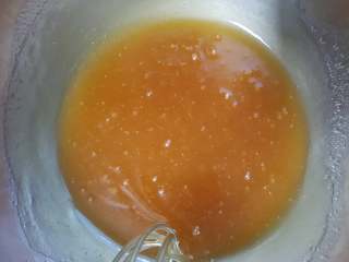 椰蓉枸杞月饼,11.用手动打蛋器不停的搅拌，使其融合。