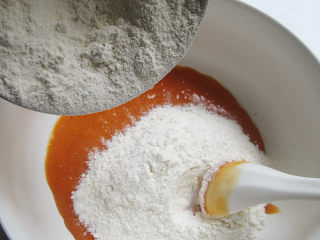 中秋烙糖饼,柿子先剥去皮，用榨汁机打碎，和面粉、发酵粉拌在一起