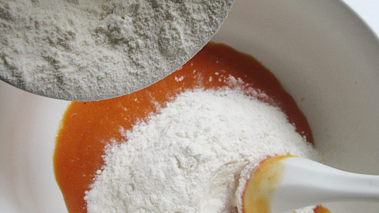 中秋烙糖饼,柿子先剥去皮，用榨汁机打碎，和面粉、发酵粉拌在一起