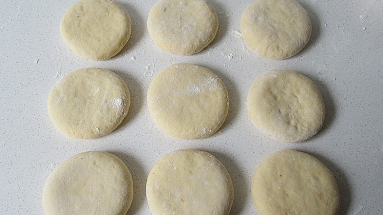 中秋烙糖饼,将所有的都包好，盖上保鲜膜二次发酵20分钟左右