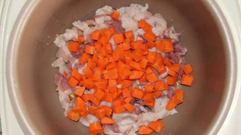 五花肉胡萝卜土豆焖饭,撒上胡萝卜丁