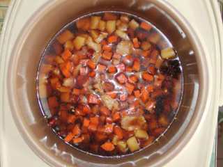 五花肉胡萝卜土豆焖饭,将调好的汁倒入电饭煲
