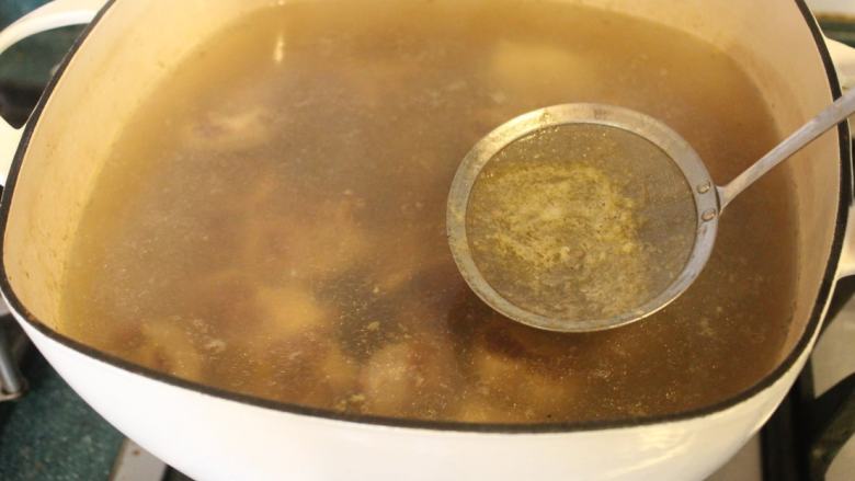牛尾罗宋汤,煮滚后捞掉浮沫，转小火，盖盖，继续炖煮约1.5小时。