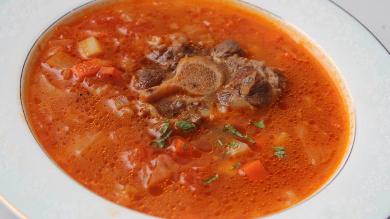 牛尾罗宋汤,第一次摆盘，感觉要给客人喝汤还要啃骨头有一点不够优雅。    