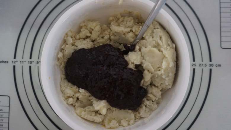 薯你の奇亚籽黑莓果酱冰皮月饼,然后倒入150g奇亚籽黑莓果酱，果酱本身是用龙舌兰糖浆制作，如果喜欢甜食的朋友，可以再加一些糖粉