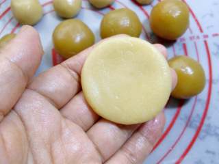 广式月饼~莲蓉蛋黄月饼, 饼皮在手中捏扁。